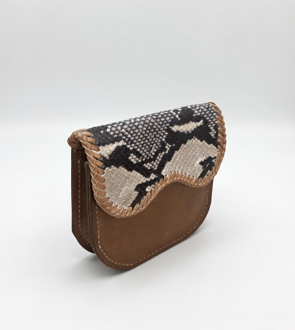 Bolso de mano de cuero y estampado serpiente