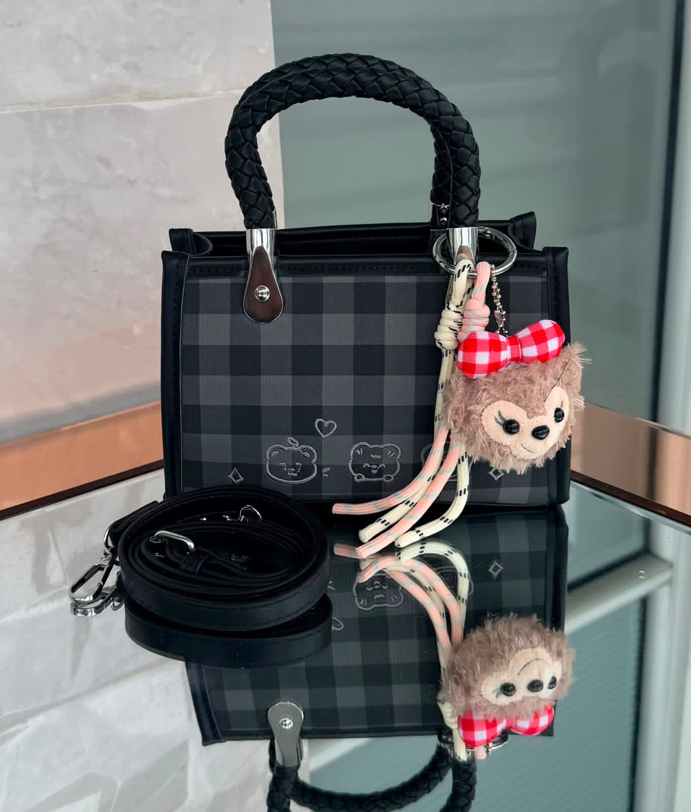 Cartera tipo Tote con llavero de peluche