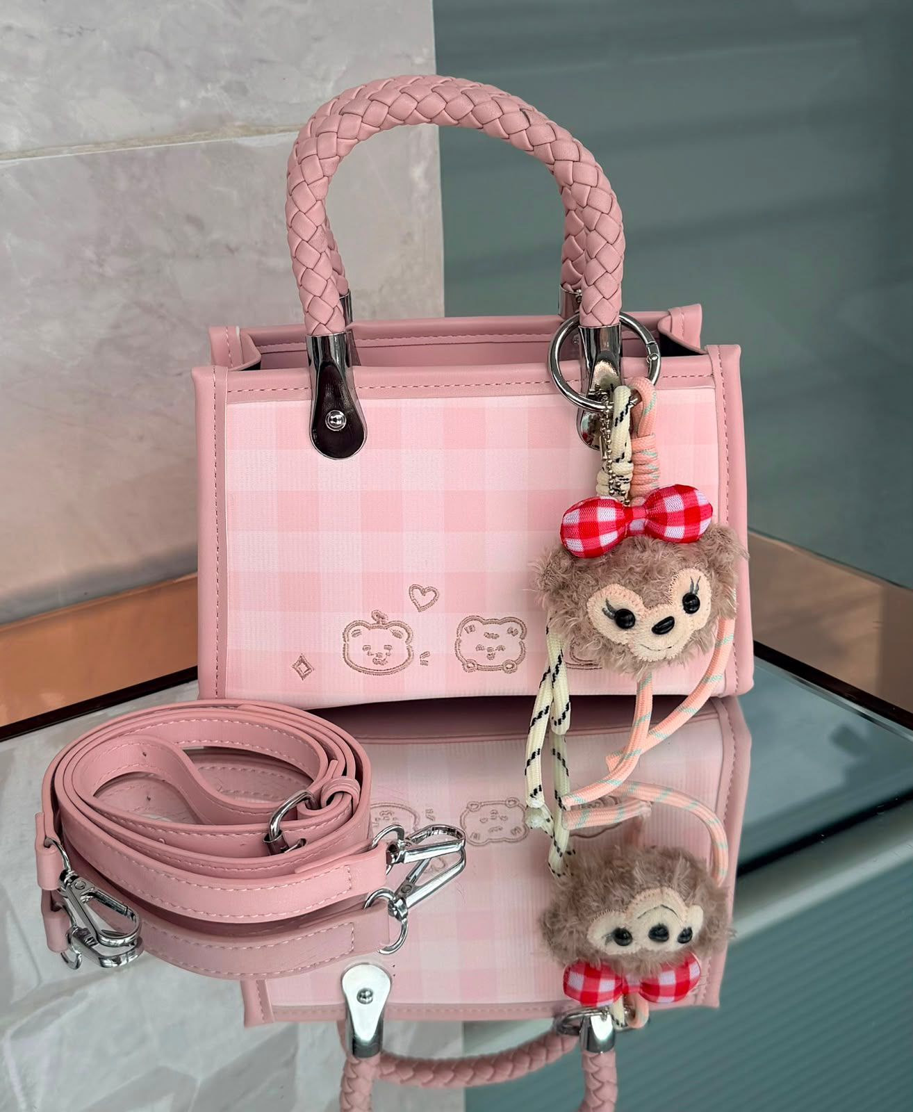 Cartera tipo Tote con llavero de peluche