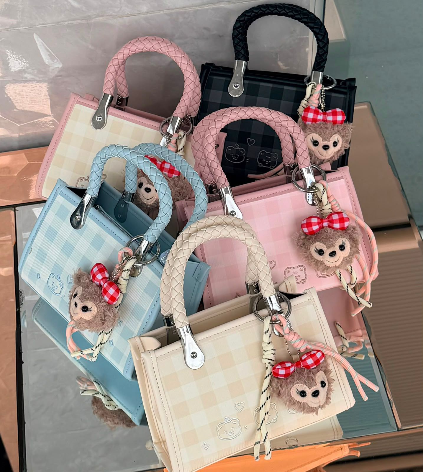 Cartera tipo Tote con llavero de peluche
