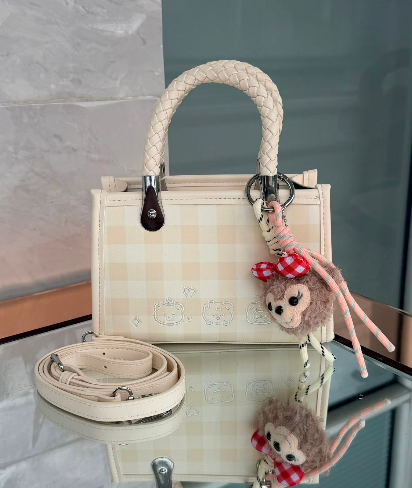 Cartera tipo Tote con llavero de peluche