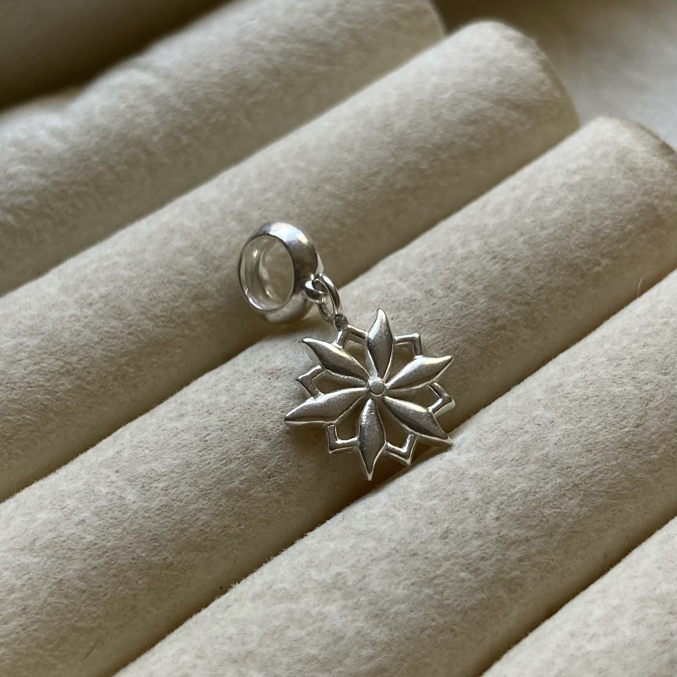 Berloque Flor de Prata