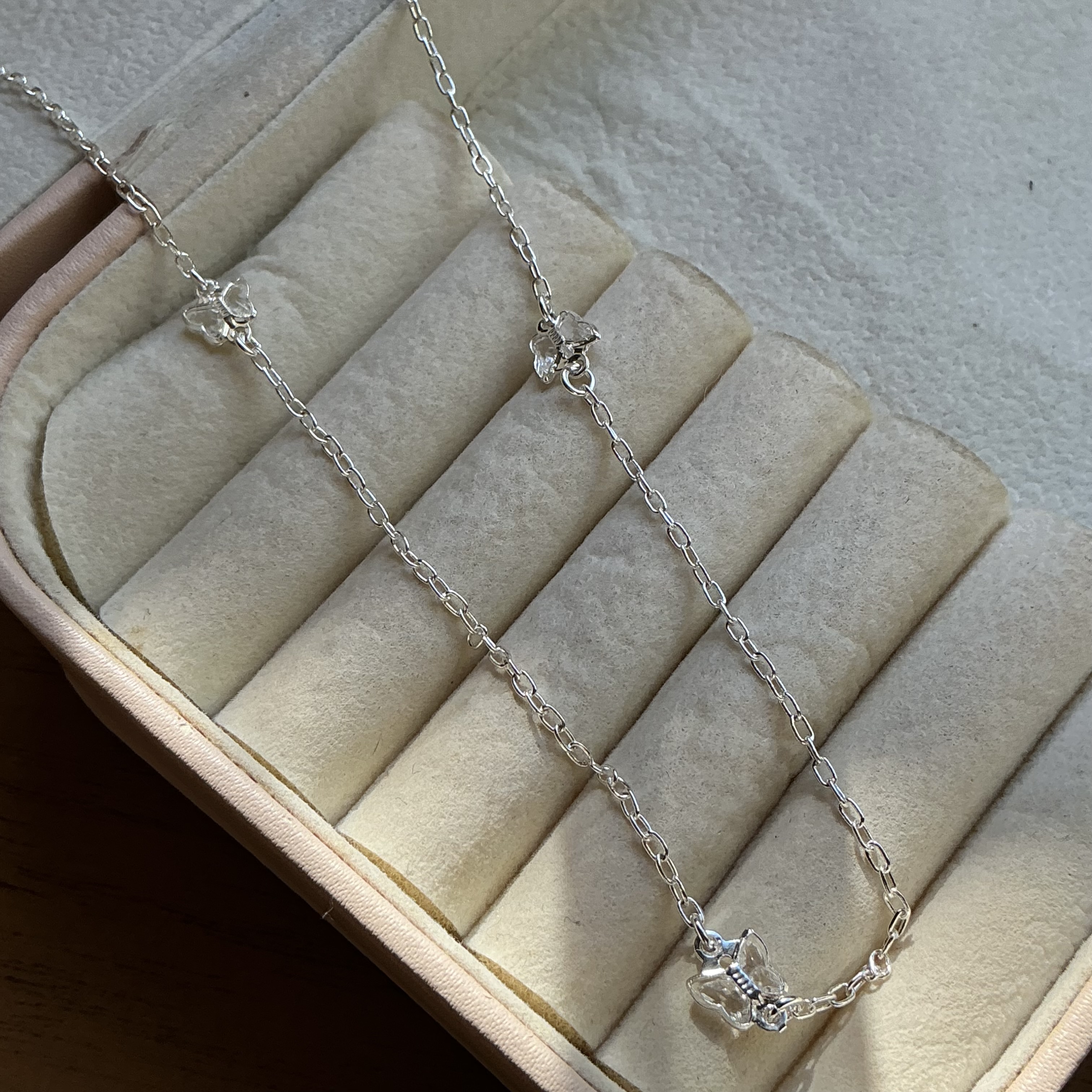 Choker Prata com Pingentes de Cristal borboleta 