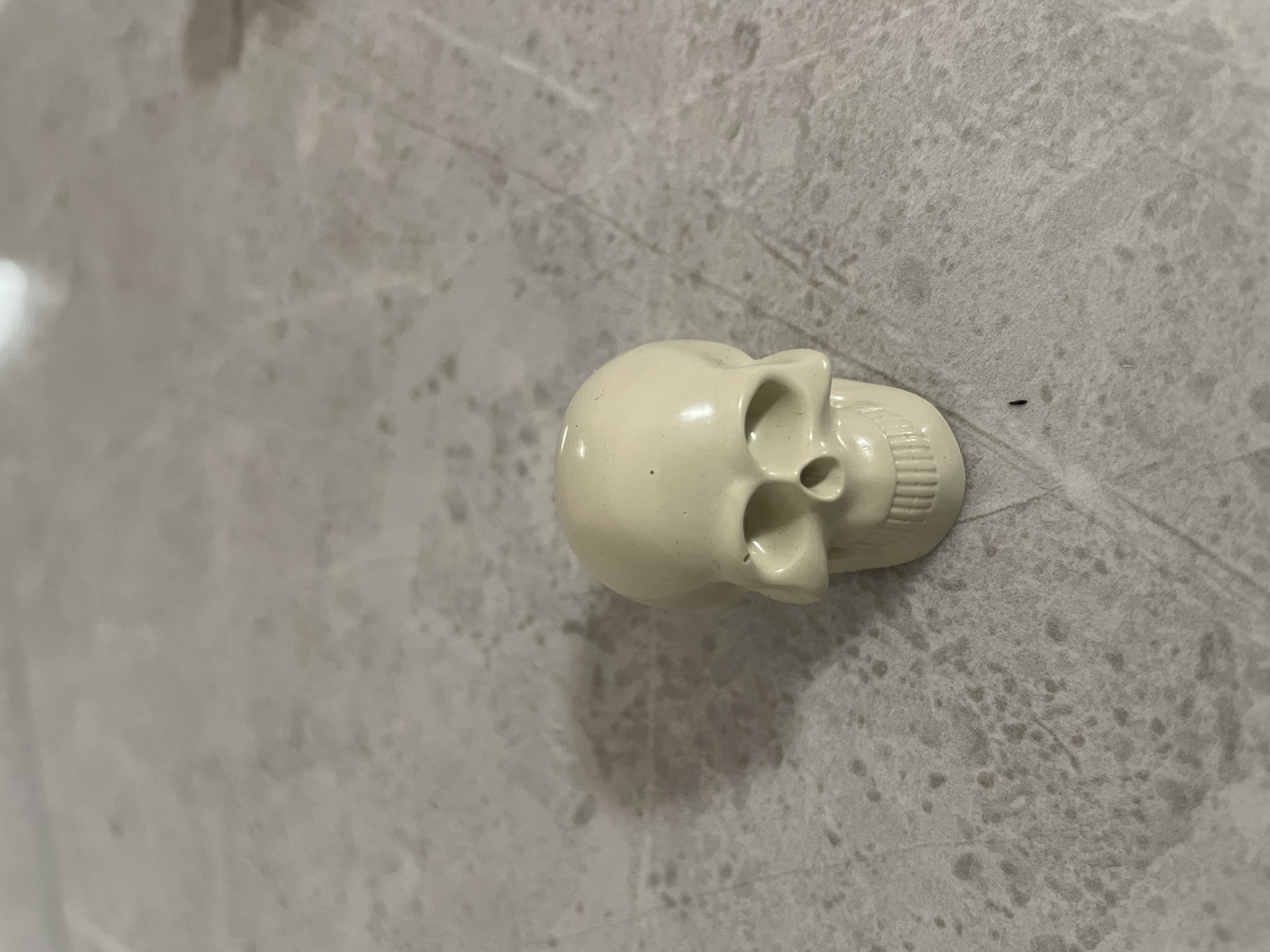 MUSTER – Totenkopf aus Epoxidharz (20 × 20 × 25 mm)