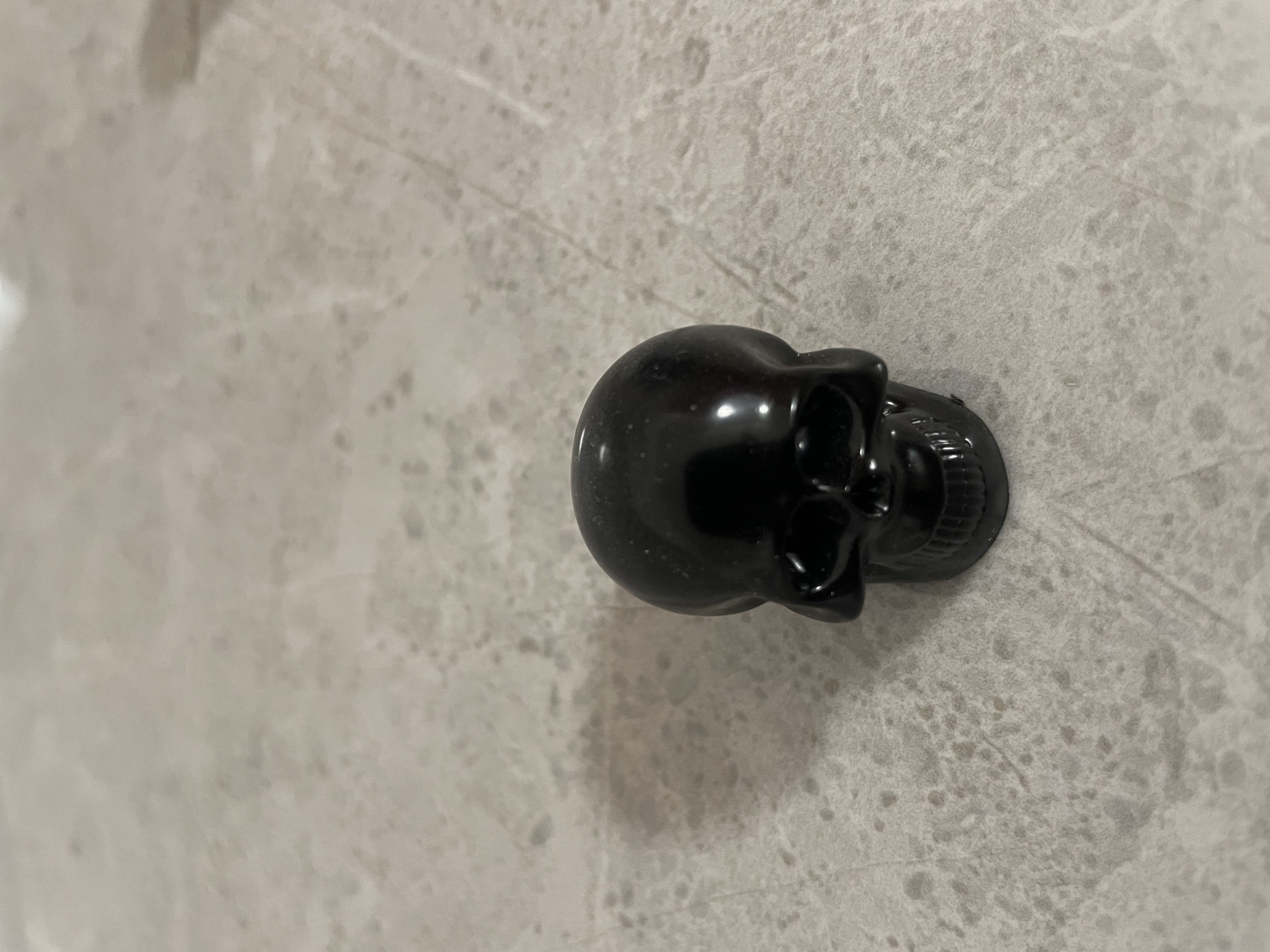 MUSTER – Totenkopf aus Epoxidharz (20 × 20 × 25 mm)
