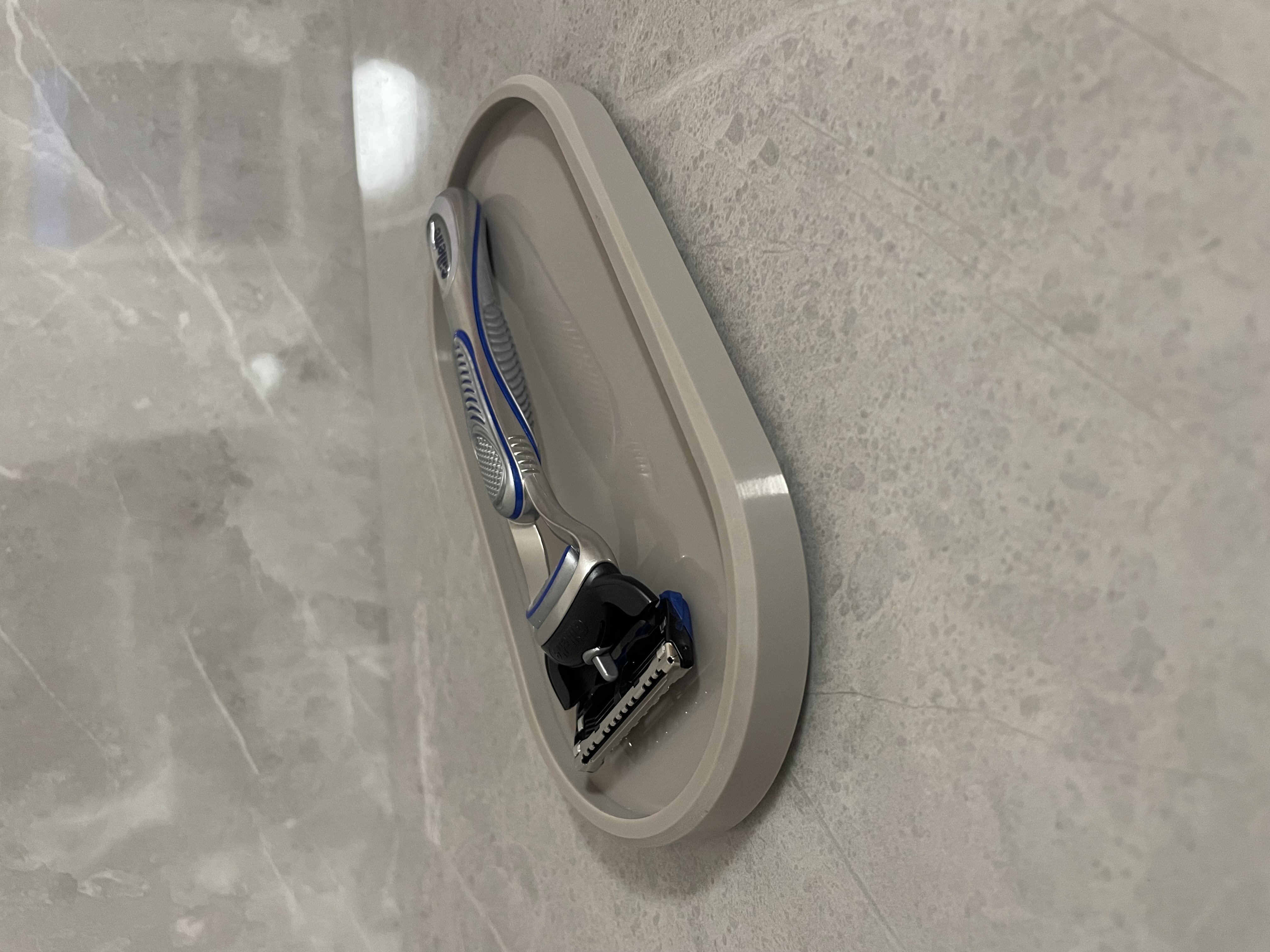 DAILY DOCK SMOOTH – Alltagsschale aus Epoxidharz mit Anti-Rutsch-Füßen (175 × 94 × 13 mm)