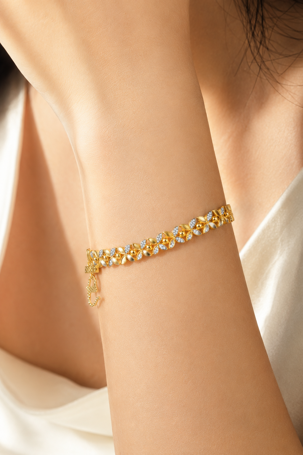 19.74g  - Elegant Gold Crystal Bracelet