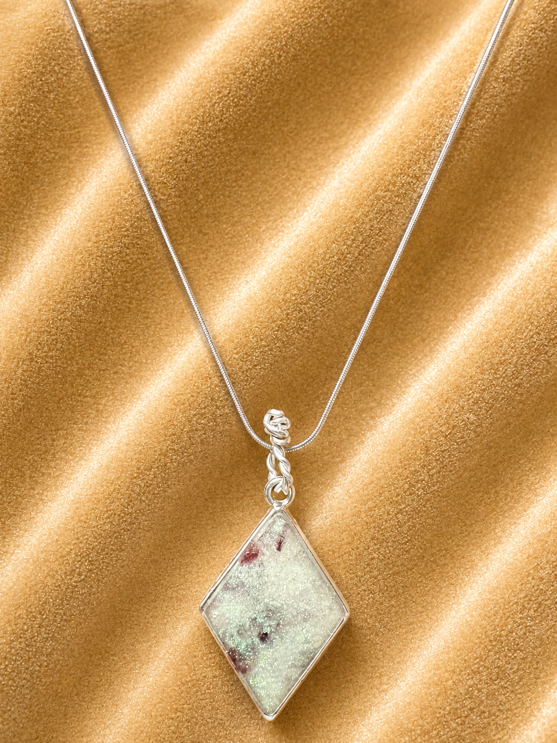 Pendentif Losange en Résine Époxy – Améthyste Naturelle et Anneau en Aluminium