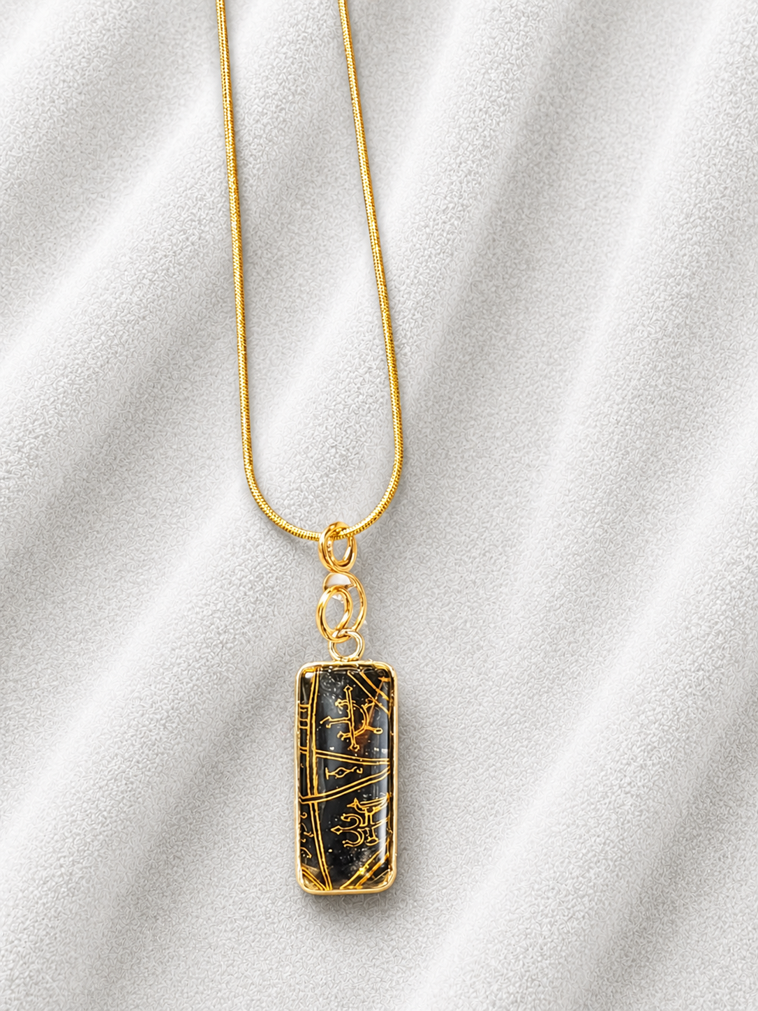 Pendentif Élégance Mystique en Verre à Motif Doré