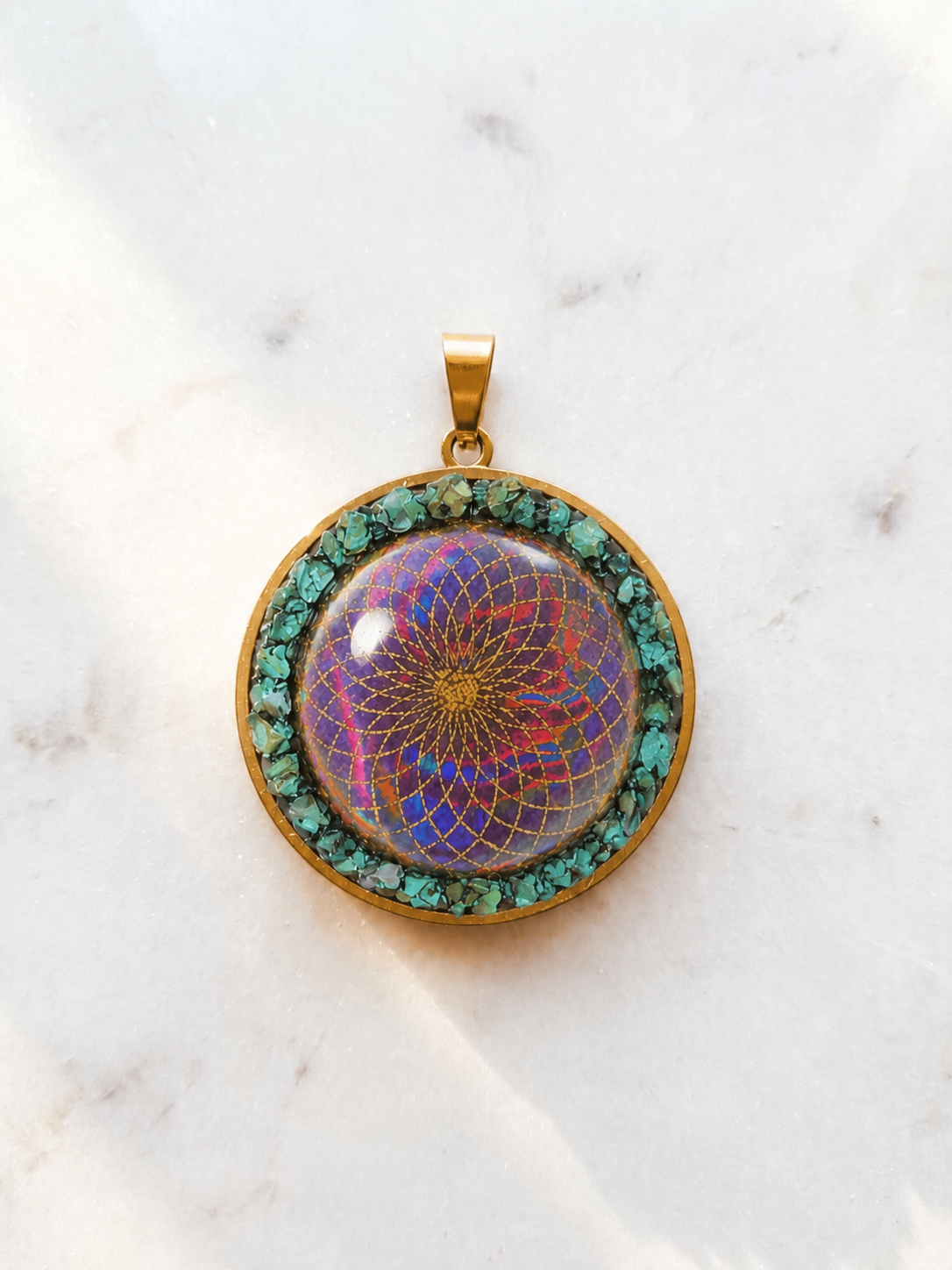 Pendentif Mandala en Verre Holographique et Coquillage Abalone