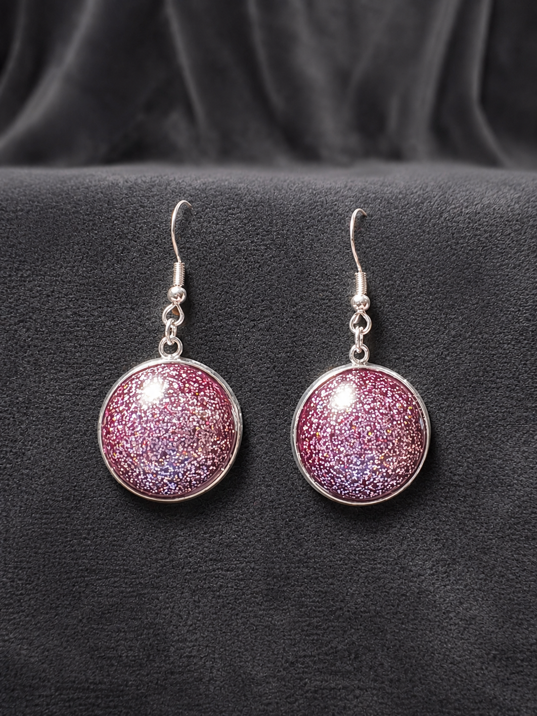 Boucles d’Oreilles Rondes avec Support Métallique et Résine Époxy Mauve