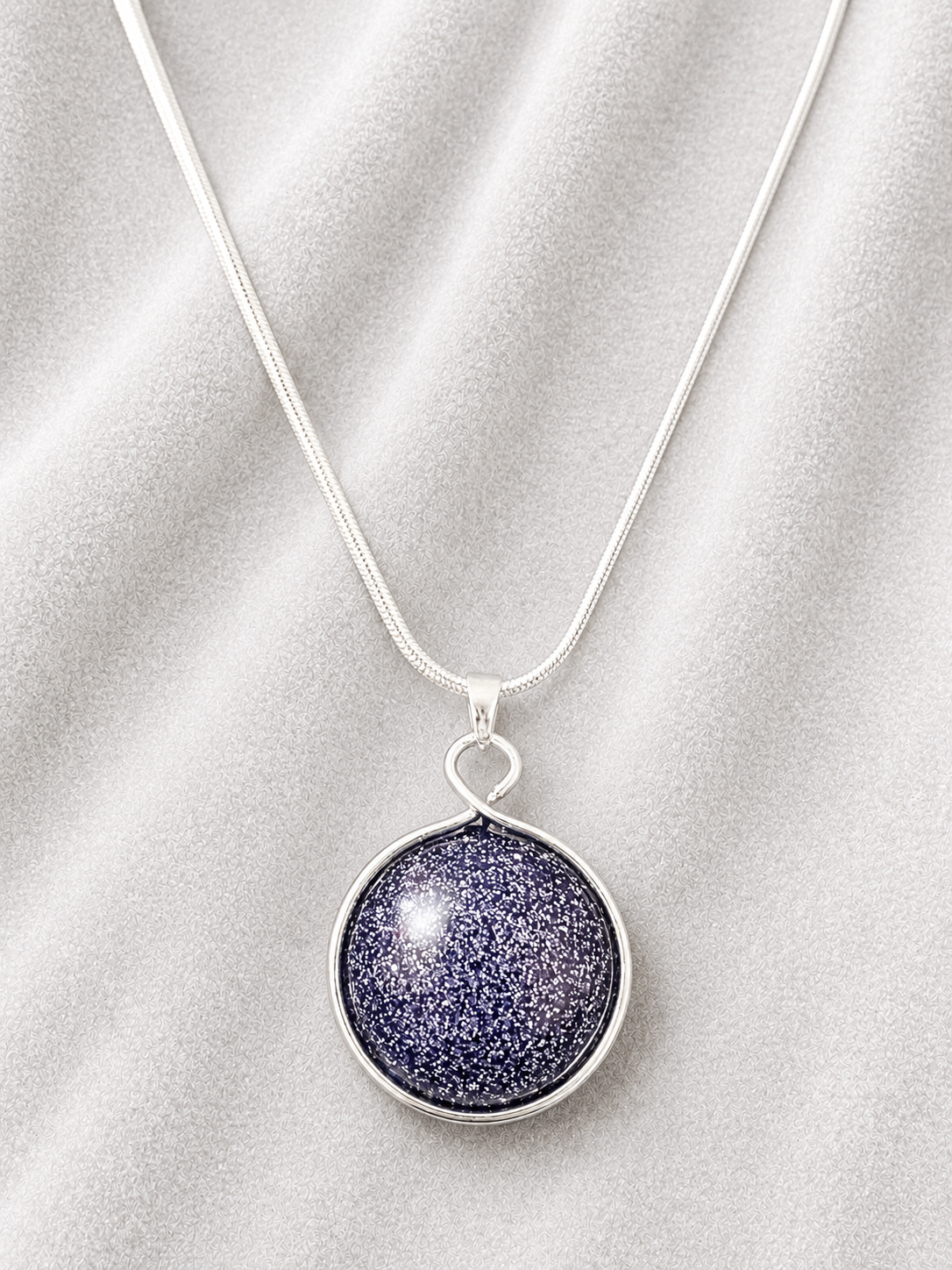 Pendentif Sphère en Résine Époxy et Fil d'Aluminium Argenté