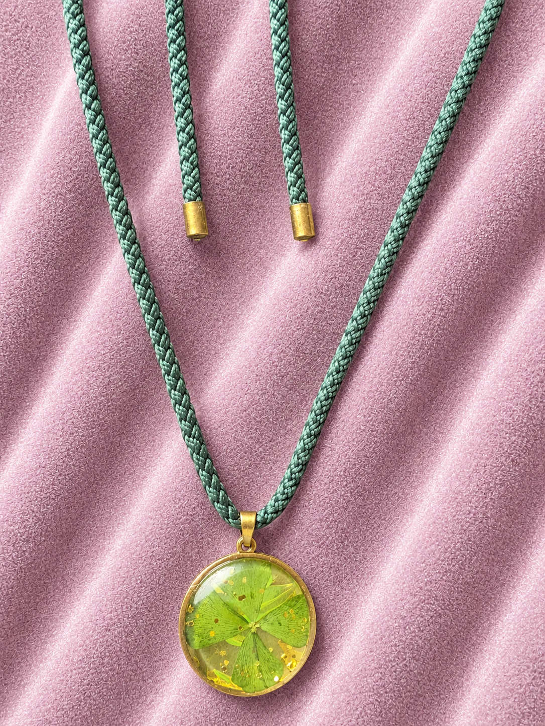 Pendentif en Trèfle à Quatre Feuilles sous verre