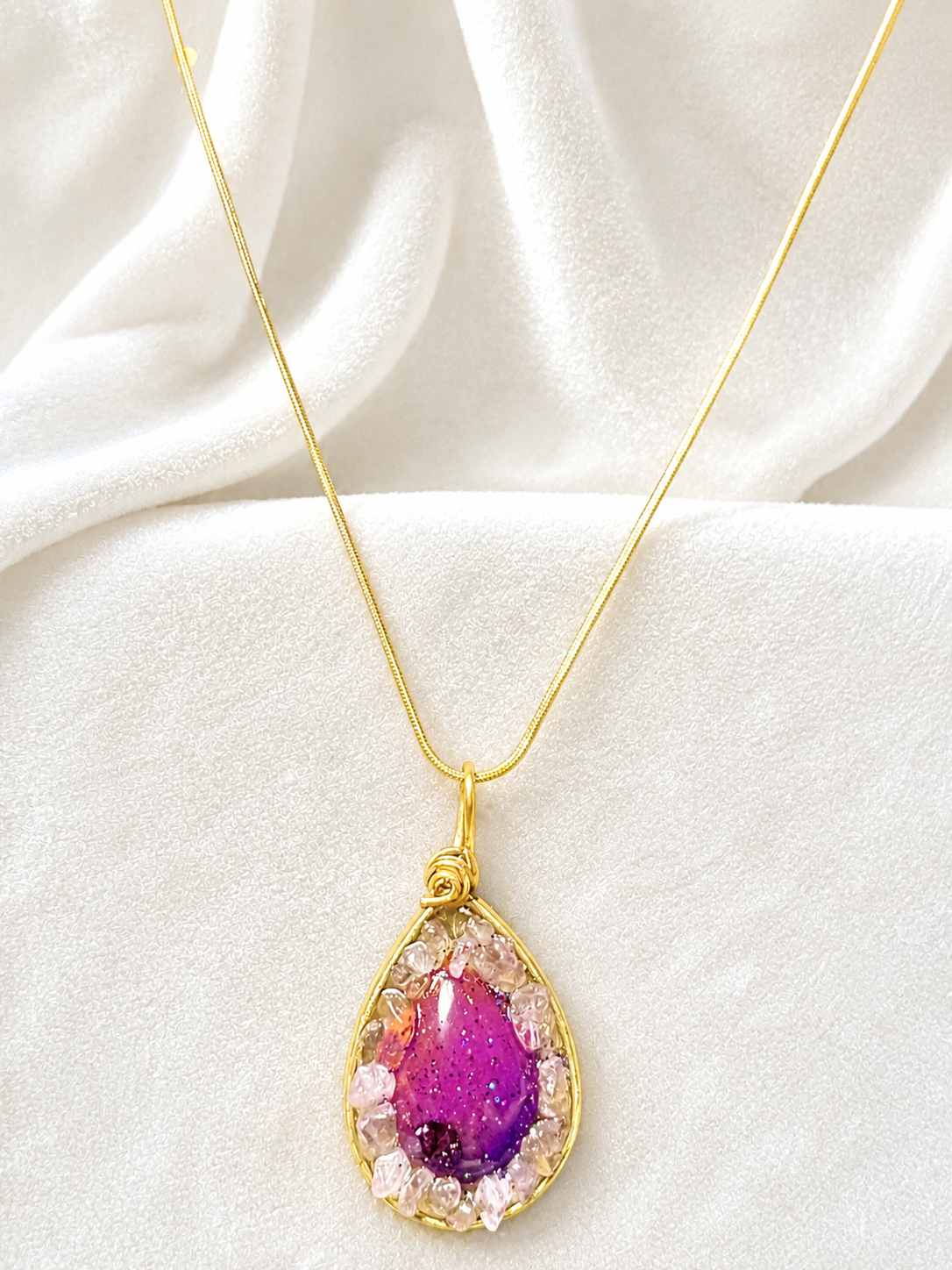 Pendentif goutte en Résine Époxy, Améthyste Naturelle et fil de Cuivre
