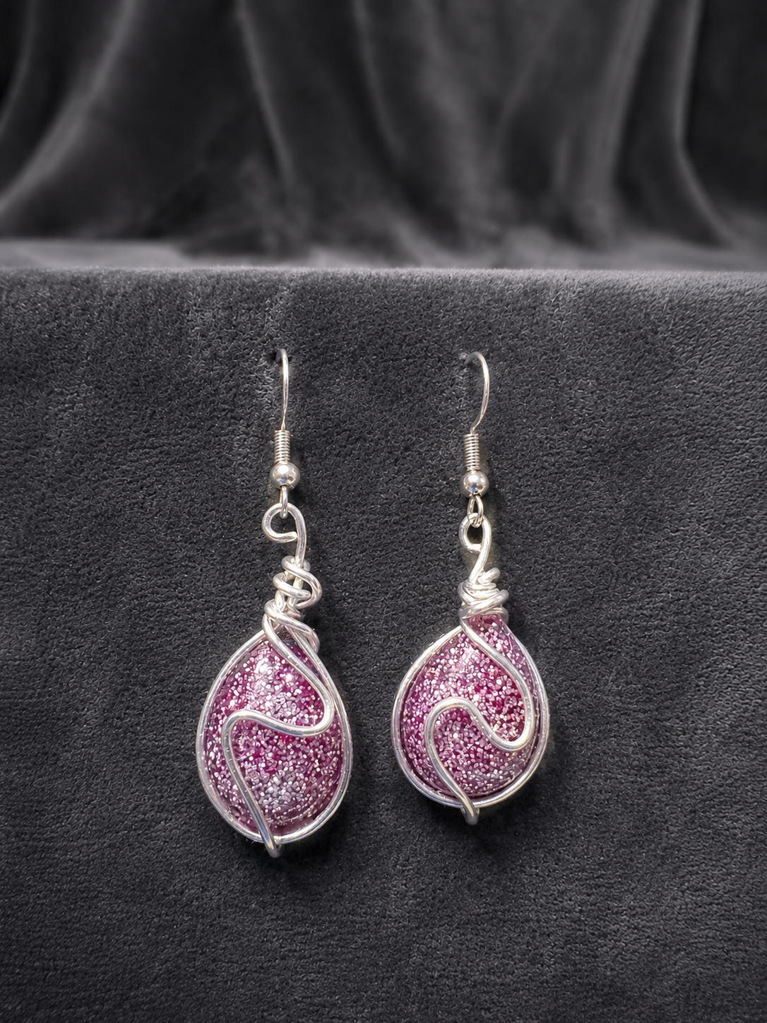 Boucles d'Oreilles Goutte en Résine Époxy et Fil d'Aluminium Argenté
