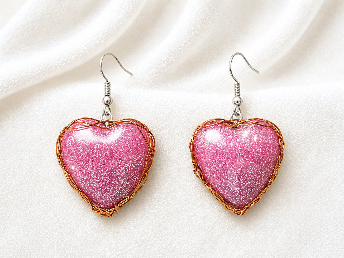 Boucles d'Oreilles Cœur en Résine Époxy et Fil de Cuivre