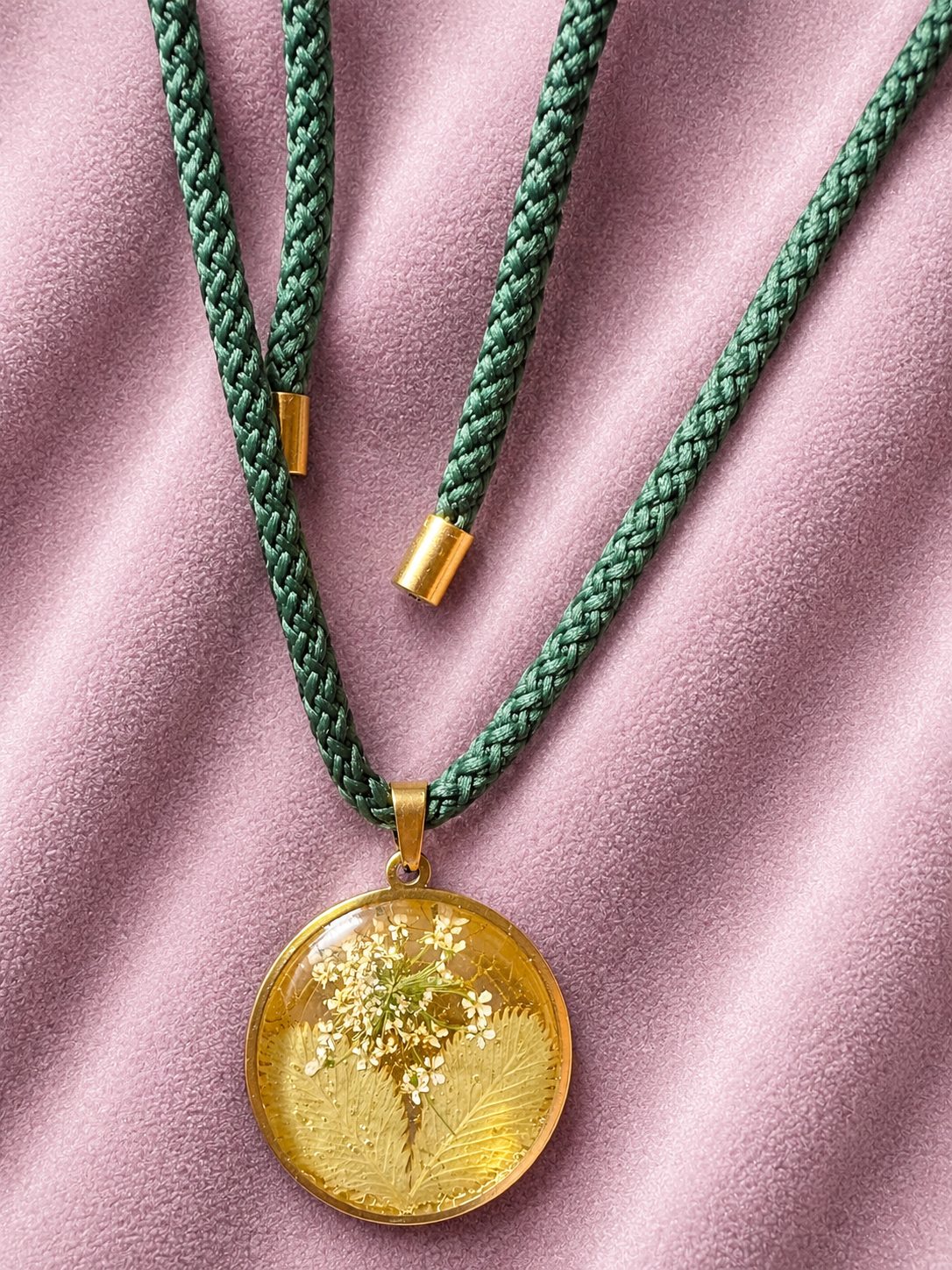 Pendentif en Verre et Fleurs Séchées