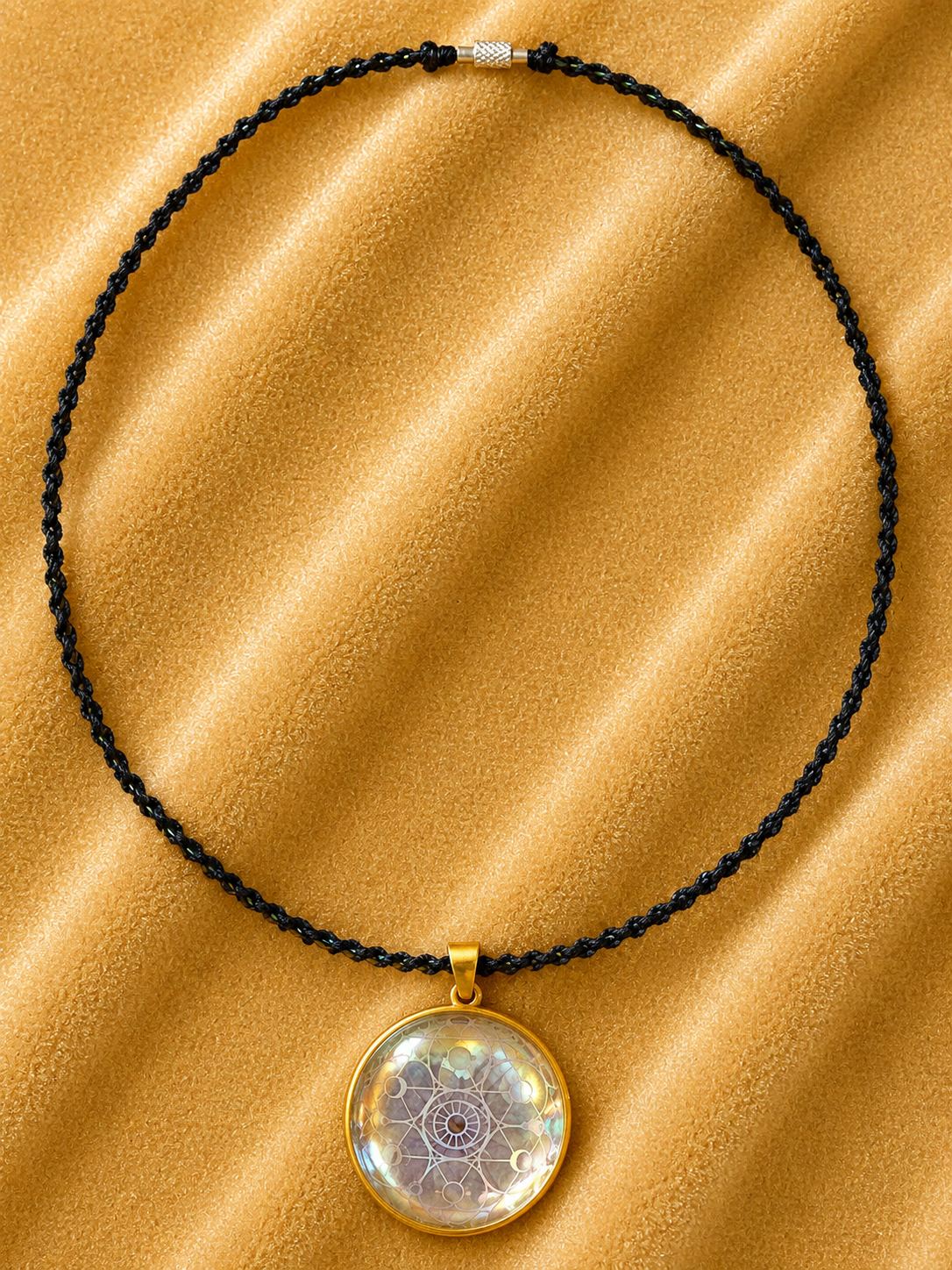 Pendentif en Verre Holographique – Fleurs Séchées et Design Géométrique