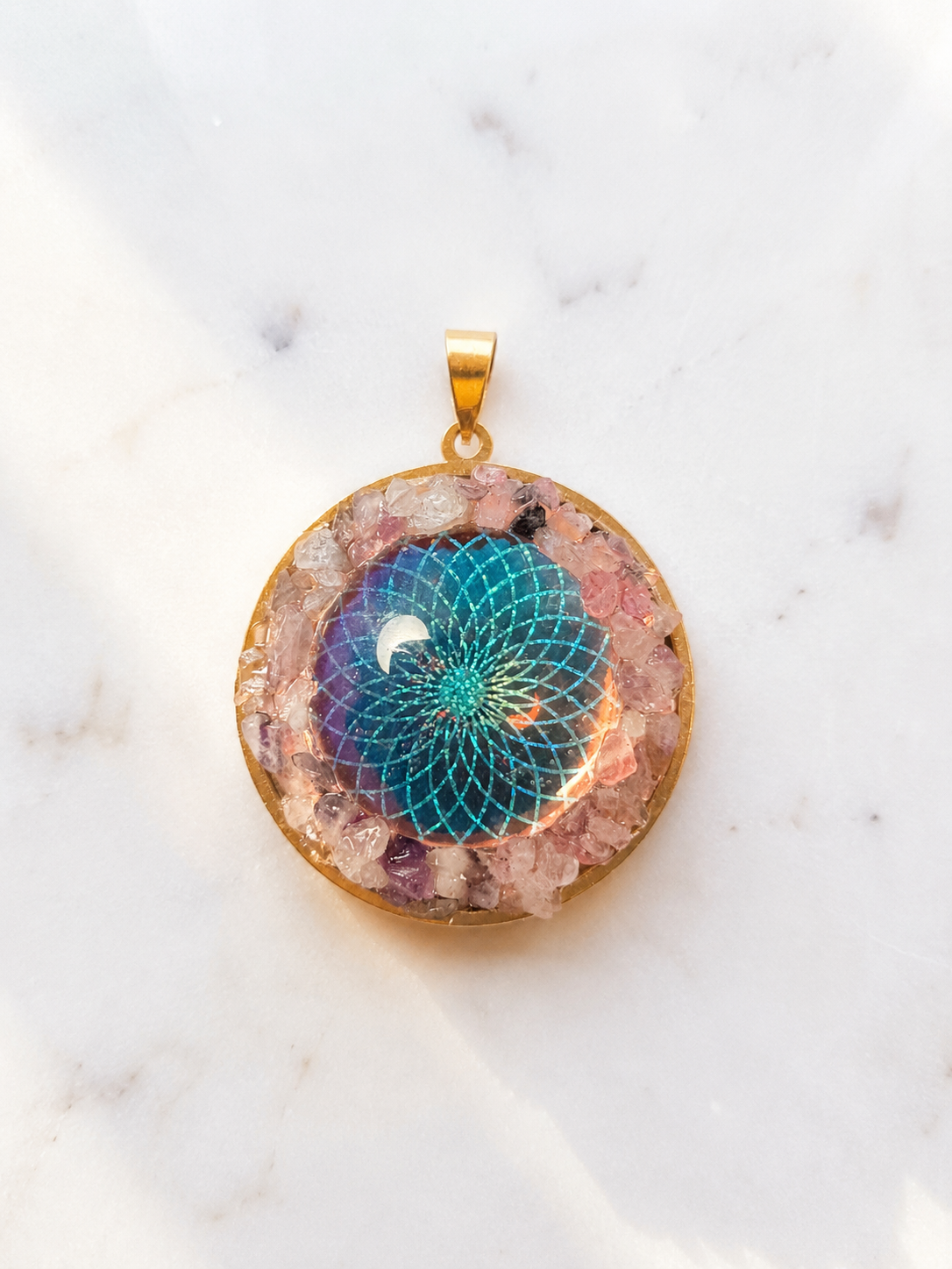 Pendentif Mandala en Verre Holographique et Pierre Naturelle