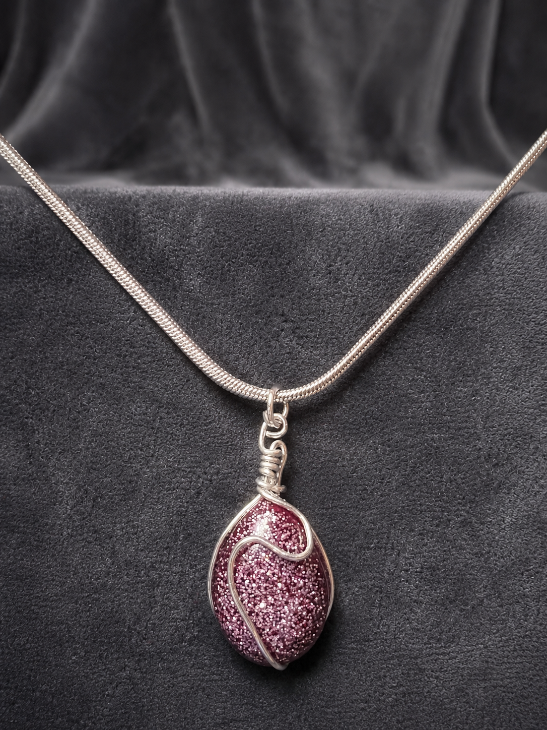 Pendentif Ovale en Résine Époxy et Fil d'Aluminium Argenté