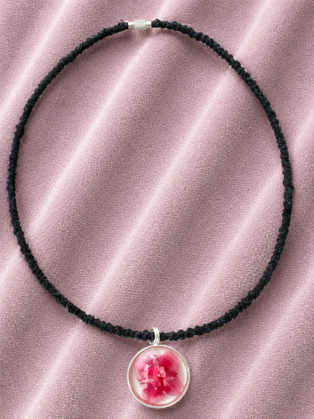 Pendentif en Résine Époxy et Fleur Séchée