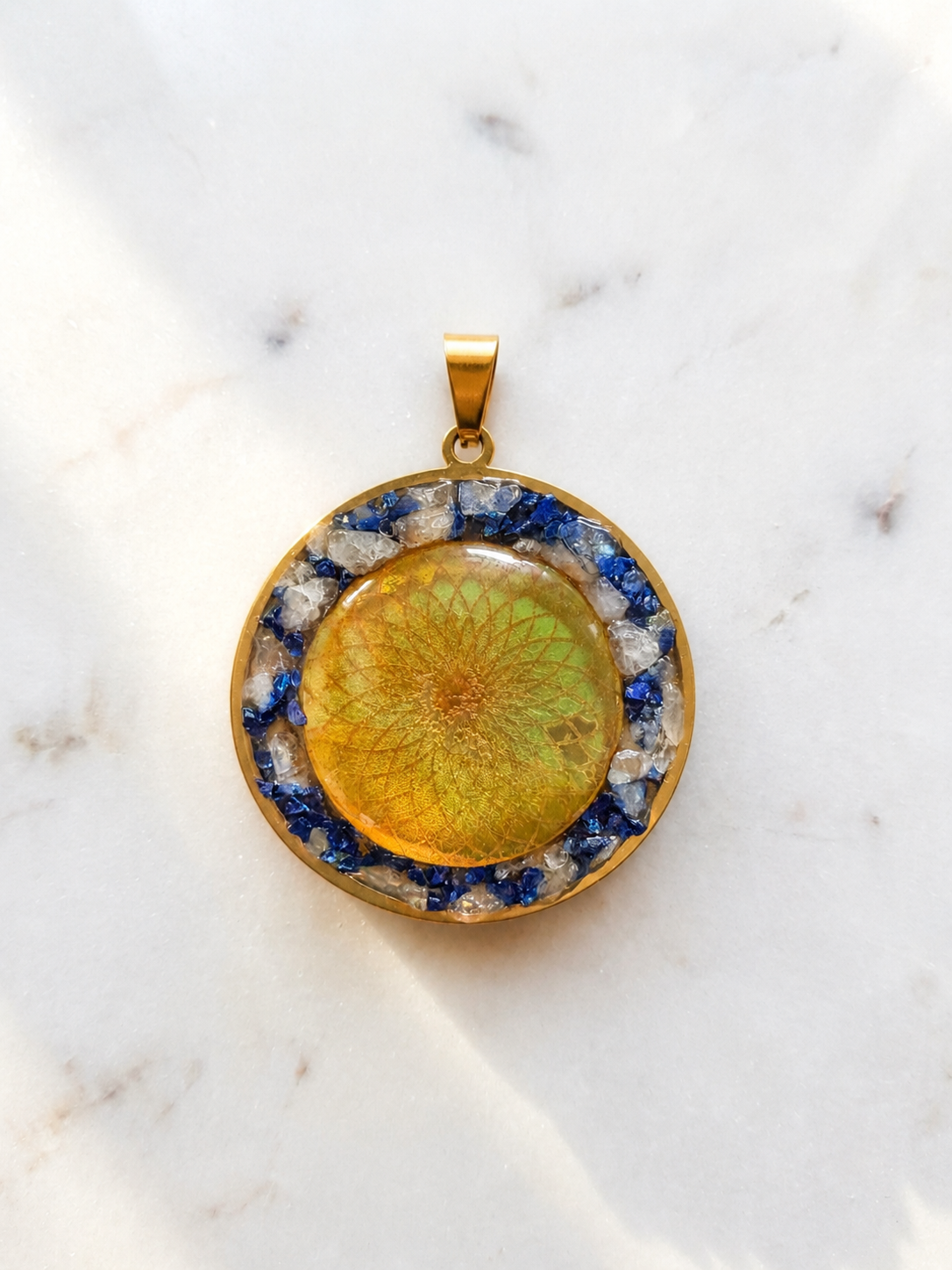 Pendentif Mandala en Verre Holographique et Quartz