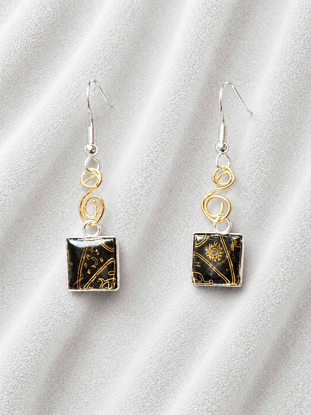 Boucles d'Oreilles Élégance Mystique en Verre à Motif Doré