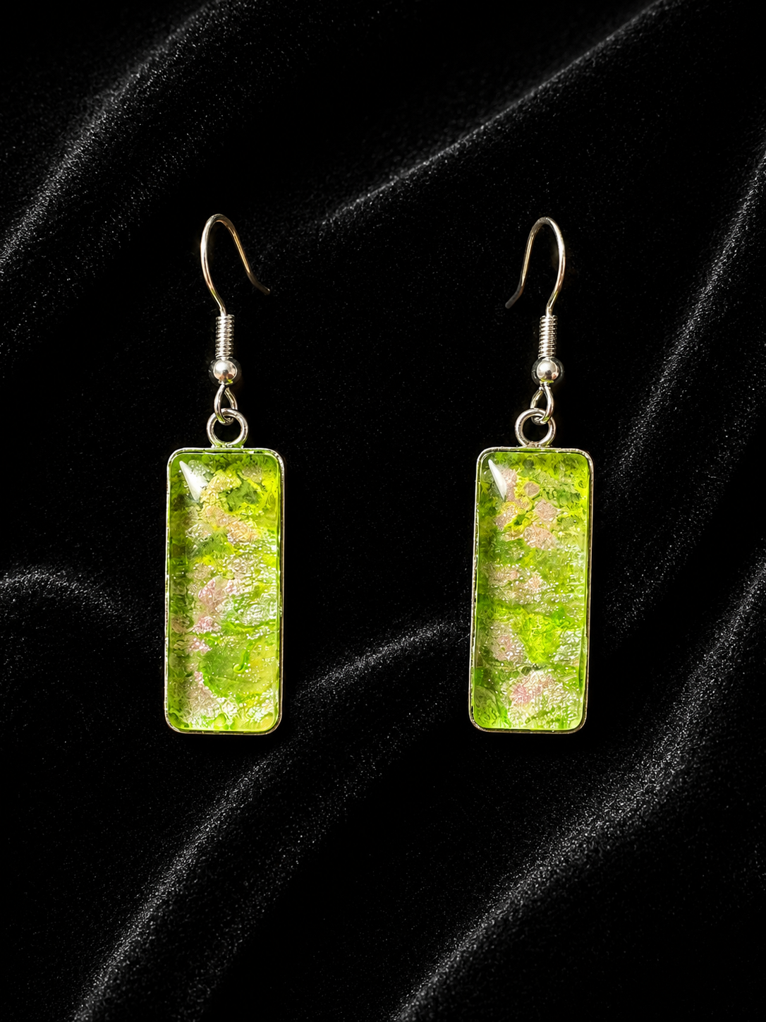 Boucles d'Oreilles Rectangulaires en Verre – Peinture Artistique et Éclats Scintillants
