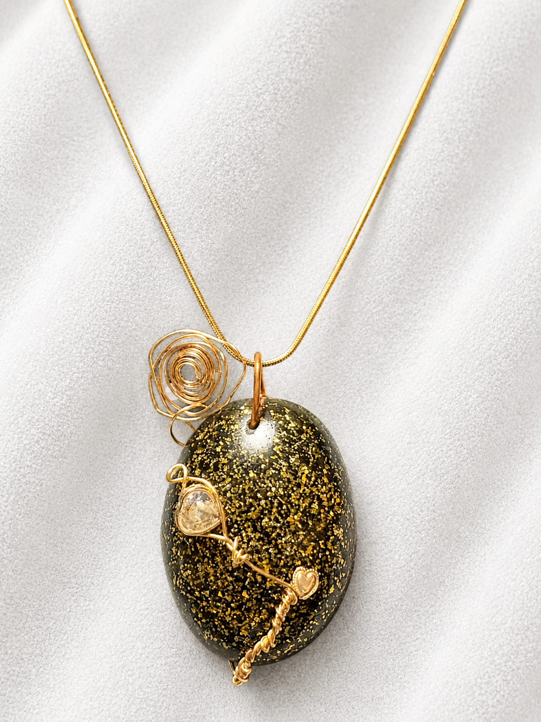 Pendentif Cœur d'Or – Cuivre, Zircon et Résine Époxy