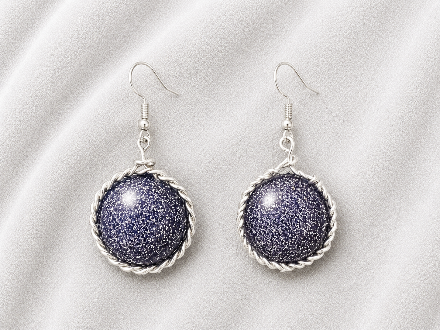 Boucles d'Oreilles Sphères en Résine Époxy et Contour Torsadé en Aluminium
