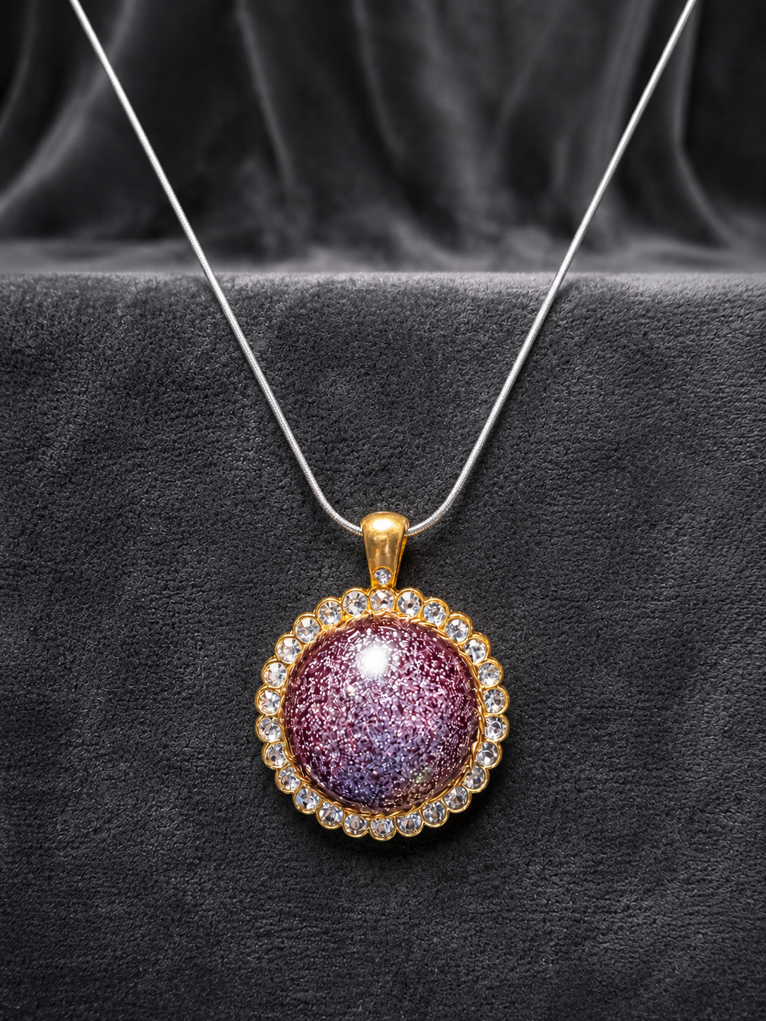 Pendentif à Bordure Décorative Scintillante fait d'Époxy.