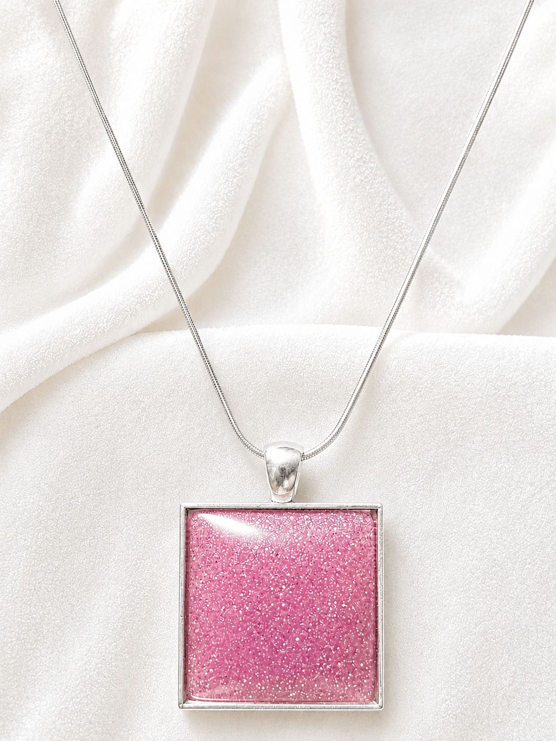 Pendentif Carré en Résine Époxy Rose Scintillante