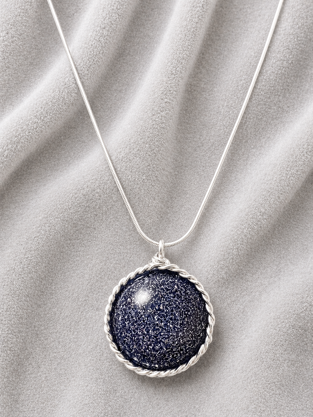 Pendentif Sphère en Résine Époxy et Contour Torsadé en Aluminium