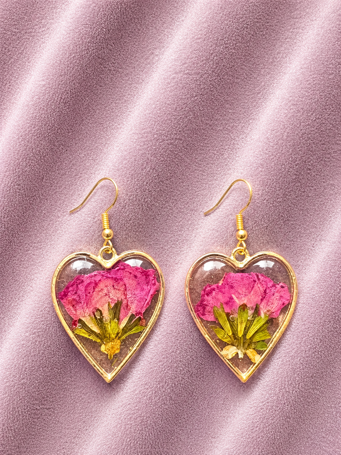 Boucles d'Oreilles Cœur en Résine Époxy et Feurs Séchées