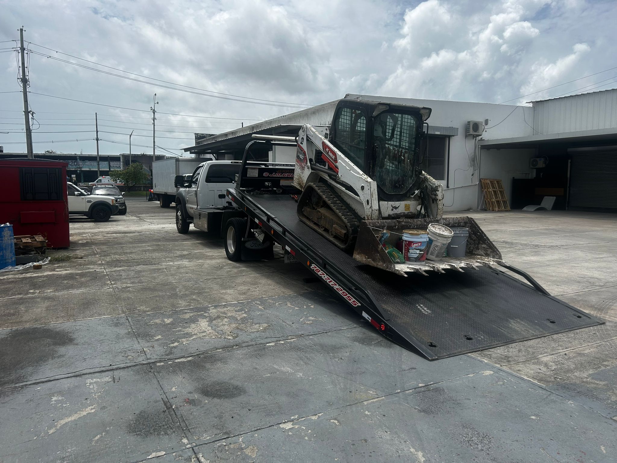 Cargador Compacto Bobcat en Plataforma