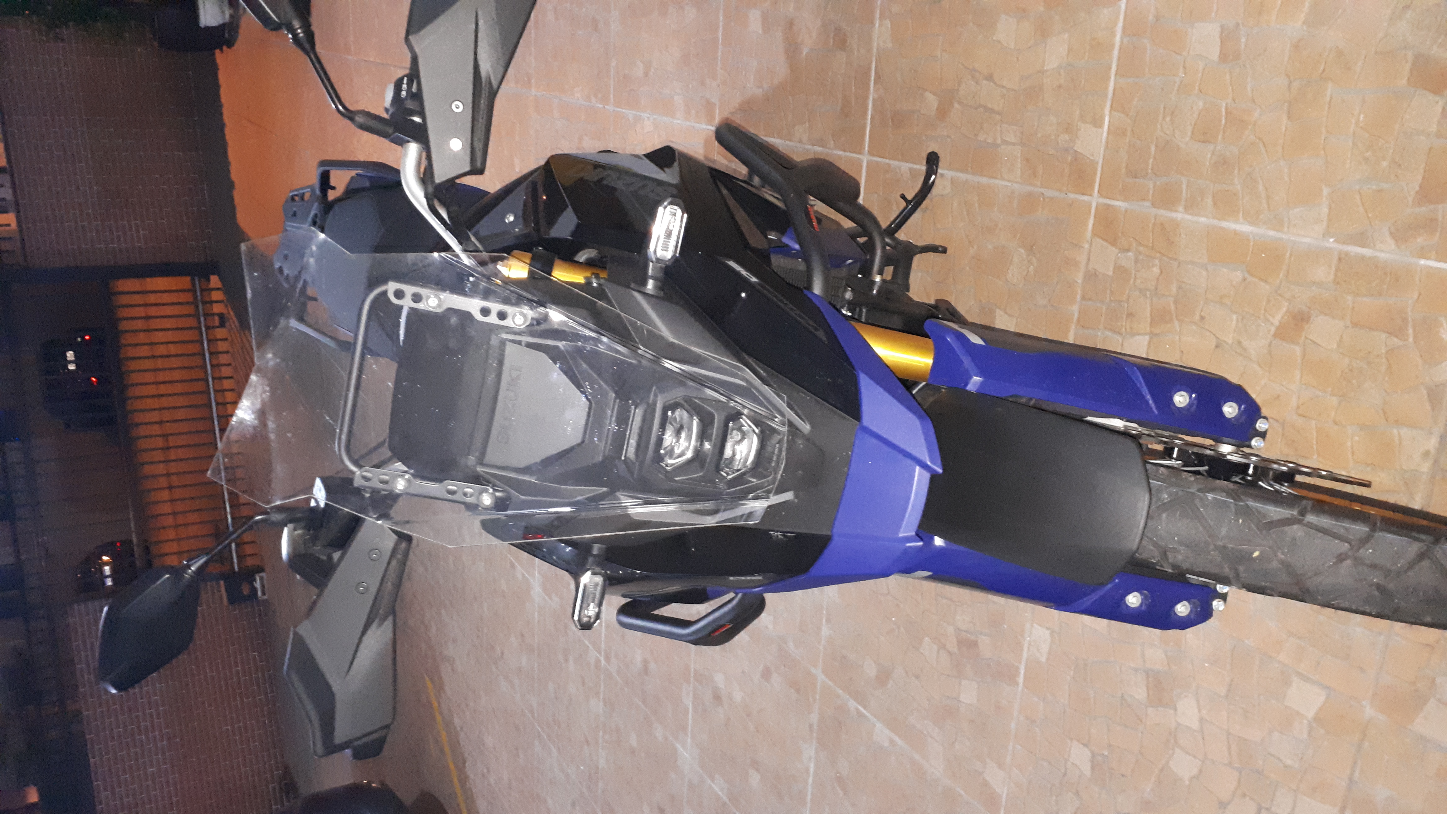Bolha para-brisa alta M3 para VStrom 800 (serve nos dois mods) + protetor de faróis, em policarbonato, indicada para trilhas 
