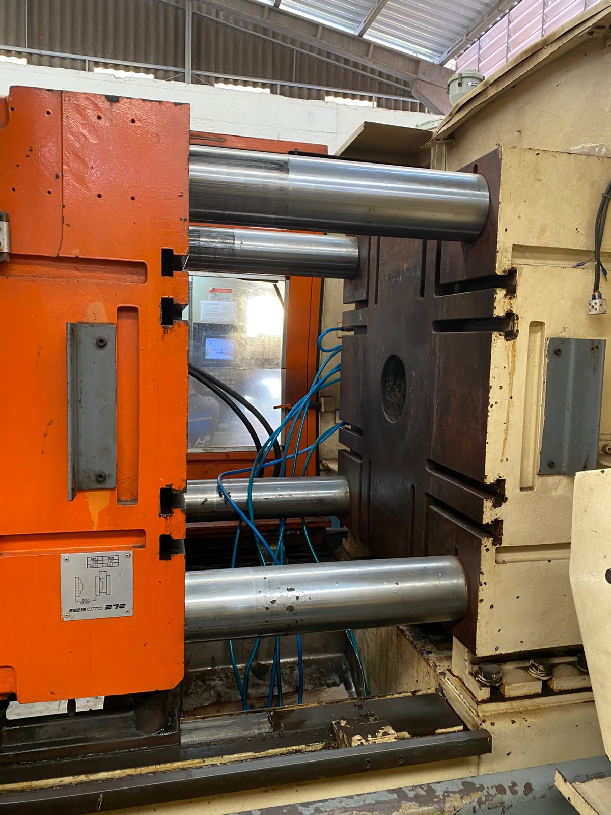 Injetora de Plástico Sandretto 270T