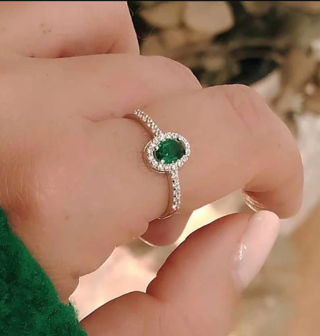 Anillo de oro y esmeraldas
