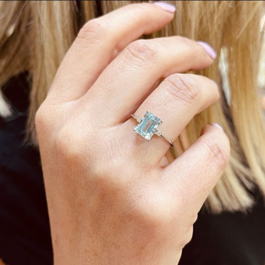 Anillo de oro blanco y diamantes
