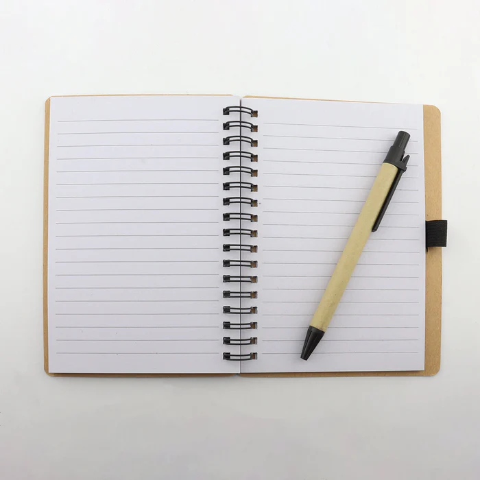 Cuaderno de notas con bolígrafo