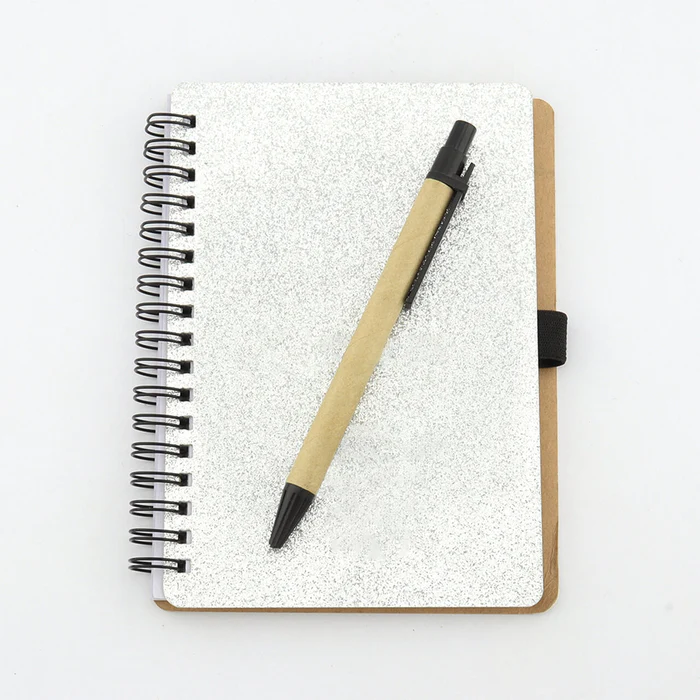 Cuaderno de notas con bolígrafo
