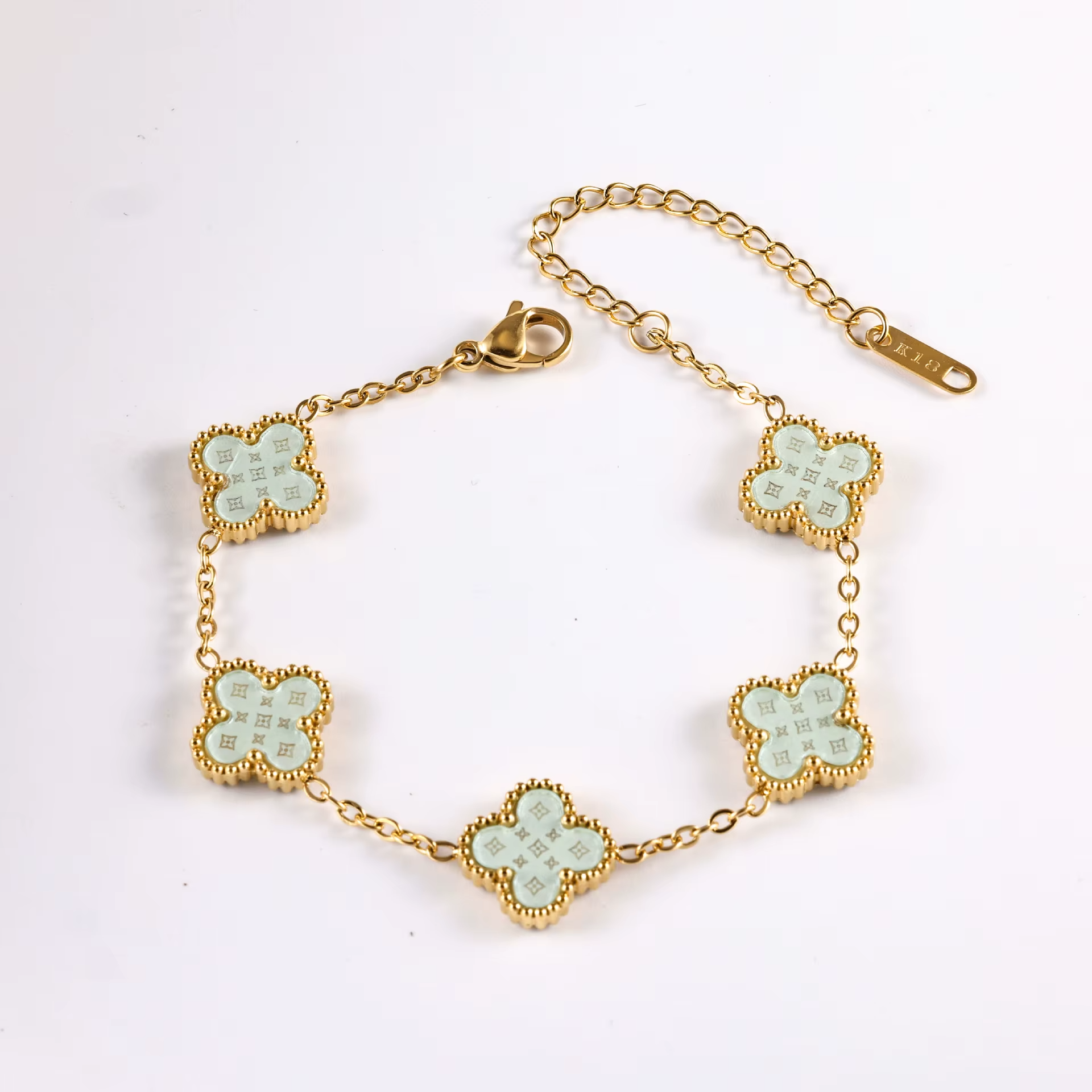 Pulseira trevo verde com detalhes dourados