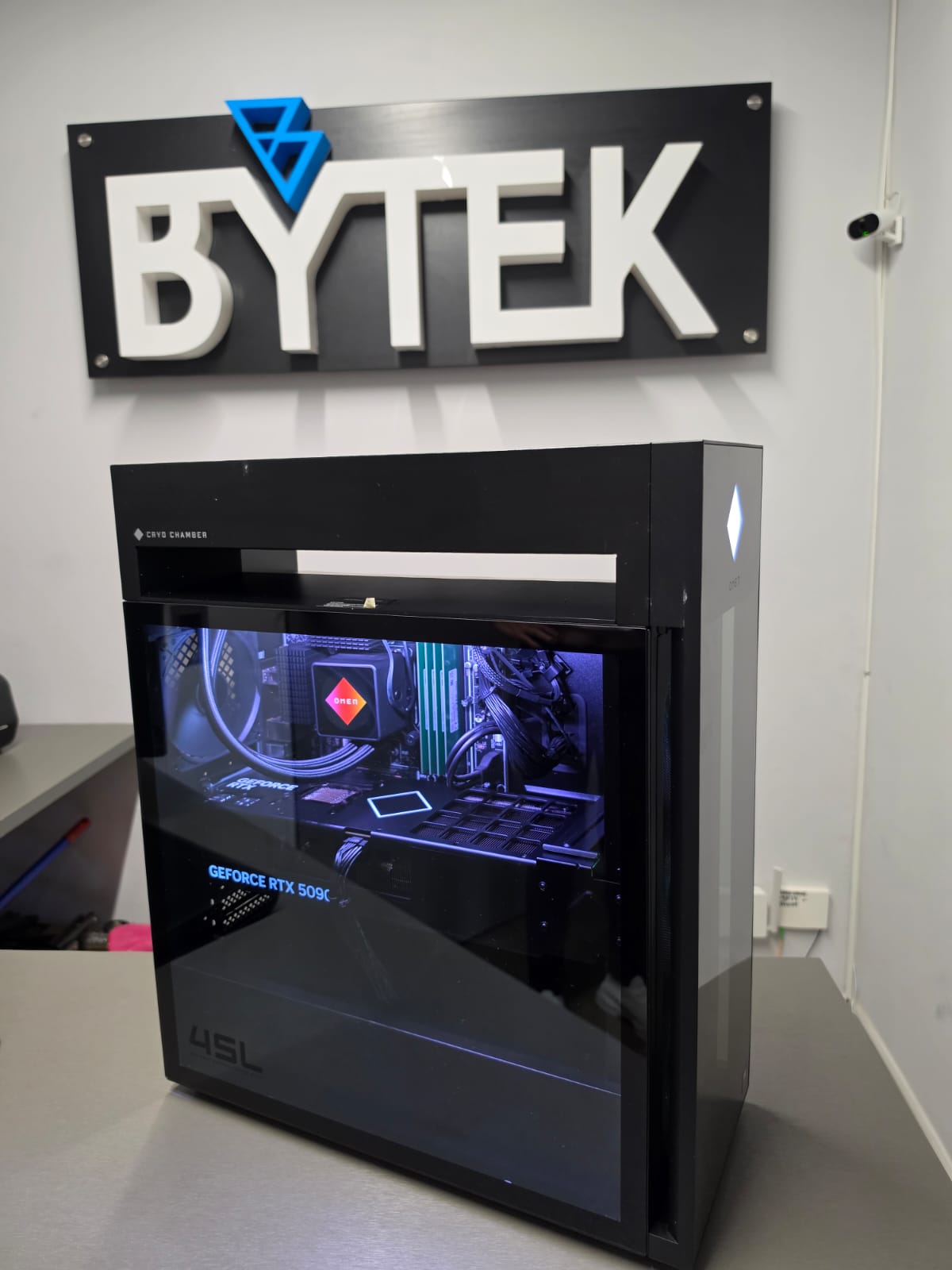 HP OMEN ULTRA 9  64 GIGAS DE RAM SSD 2 TERAS RTX 5090