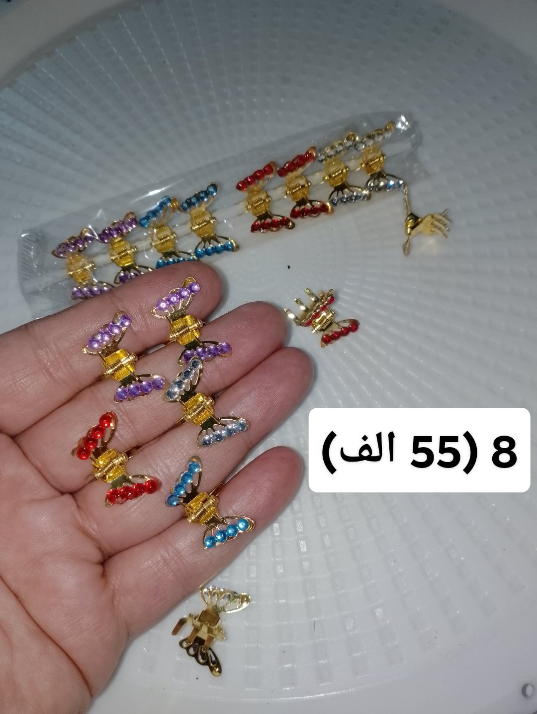 بروش فراشات ملونة