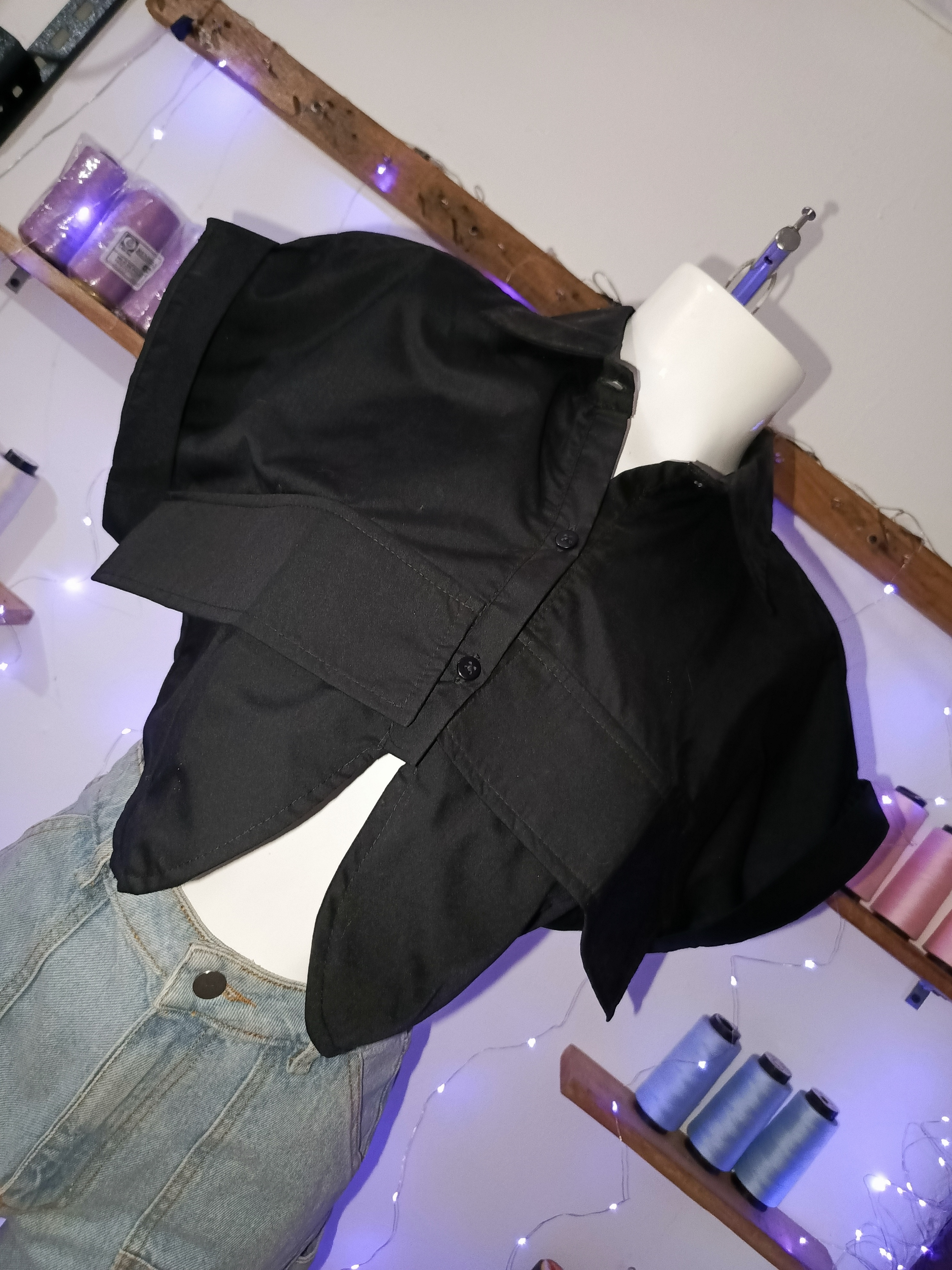 Blusa corta negra con bolsillos