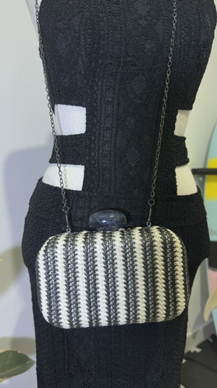 BOLSA CLUTCH LISTRADA