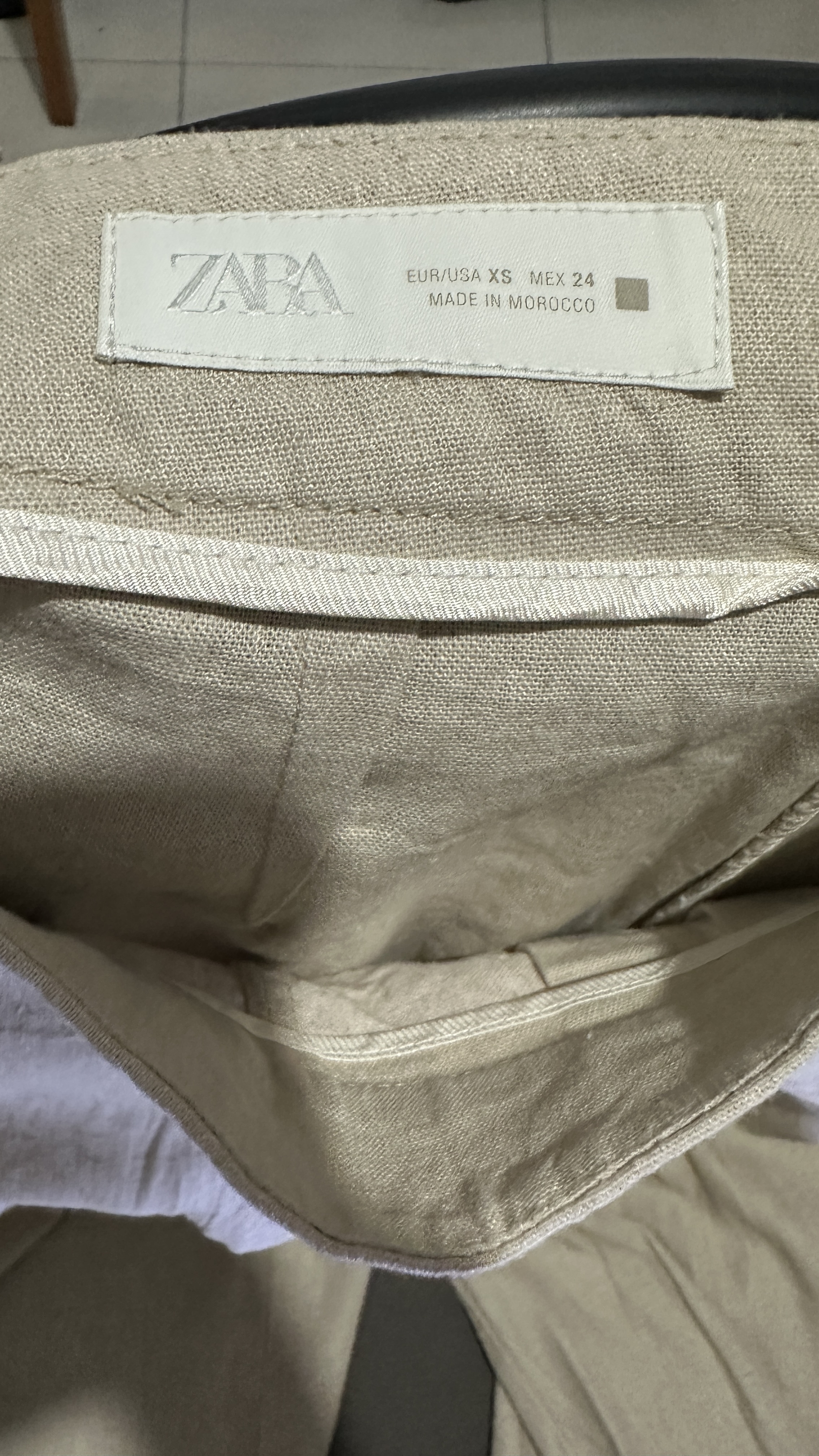 BERMUDA ZARA COM CINTO - (veste P)
