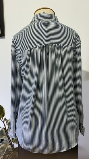 BLUSA / CAMISA DE BOTÃO LISTRADA - H&M - XS