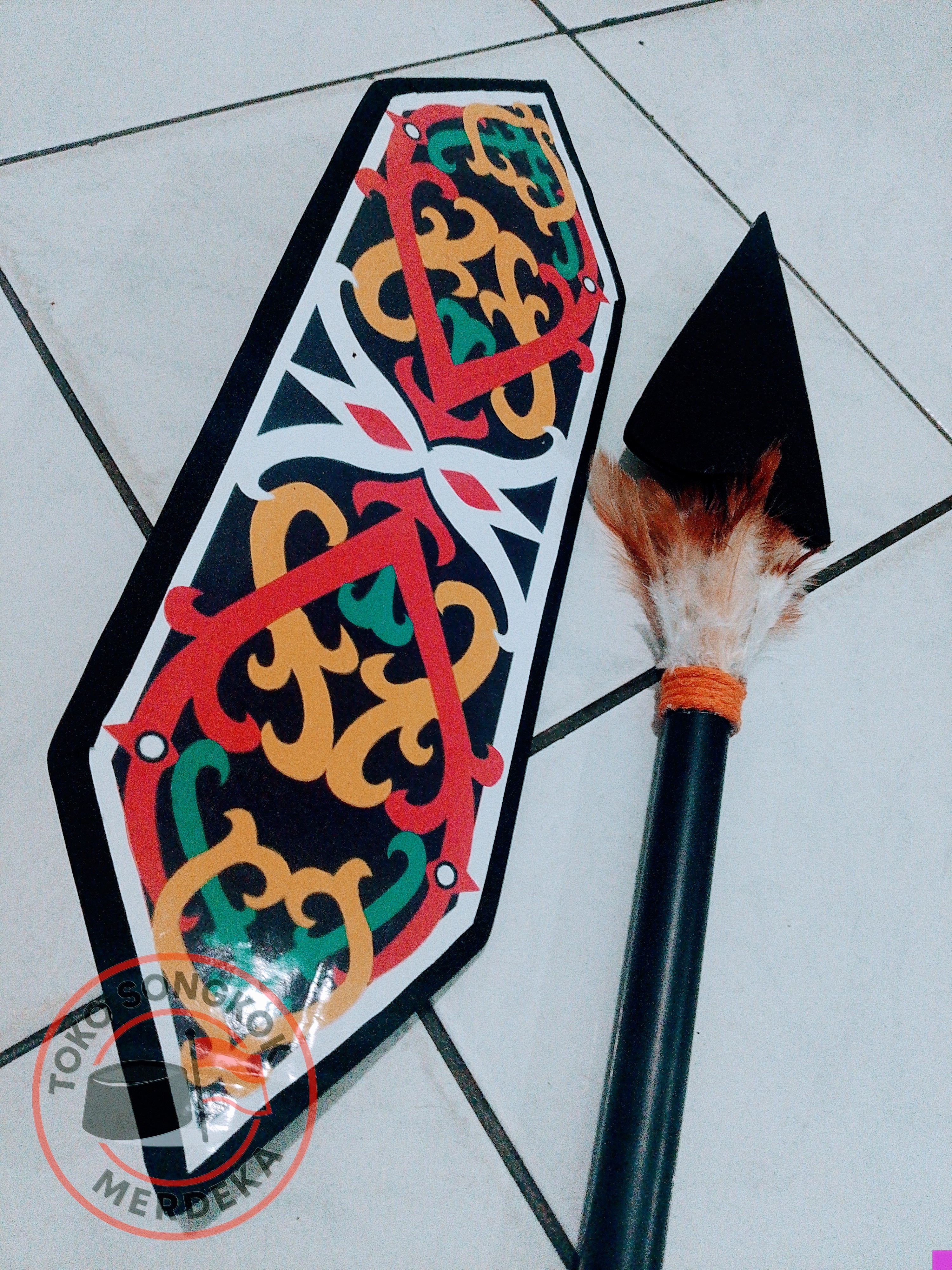 Perisai dan Tombak Dayak Miniatur