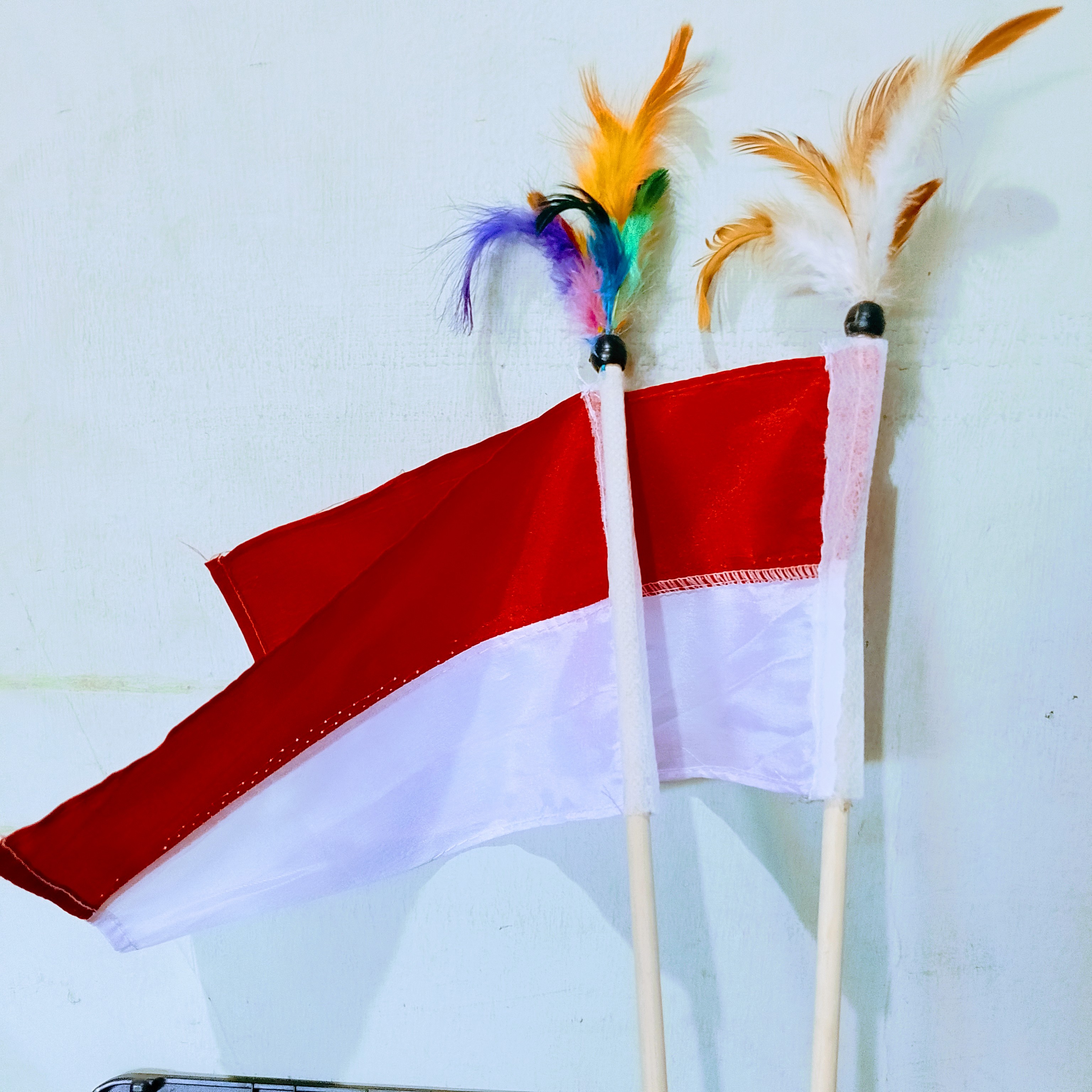 Bendera Mini Merah Putih dengan Hiasan Bulu